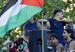 علم فلسطين يرفرف وسط لاعبي برشلونة
