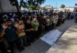 فلسطينيون يشيعون جثامين تسعة شهداء، بينهم طفل، ارتقوا في غارة إسرائيلية استهدفت مقرًا للشرطة وسط مدينة غزة