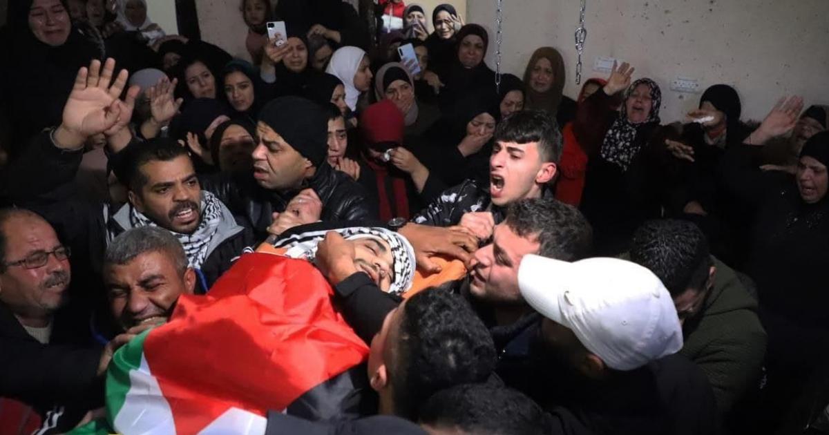 فلسطين – حشود كبيرة تشيع جثمان الشهيد حمادنة الذي استشهد برصاص المستوطنين شمال رام الله