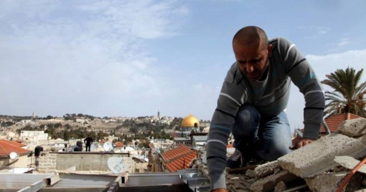 فلسطين – بلدية الاحتلال تجبر مواطناً مقدسياً على هدم منزله بنفسه في بيت حنينا شمال القدس