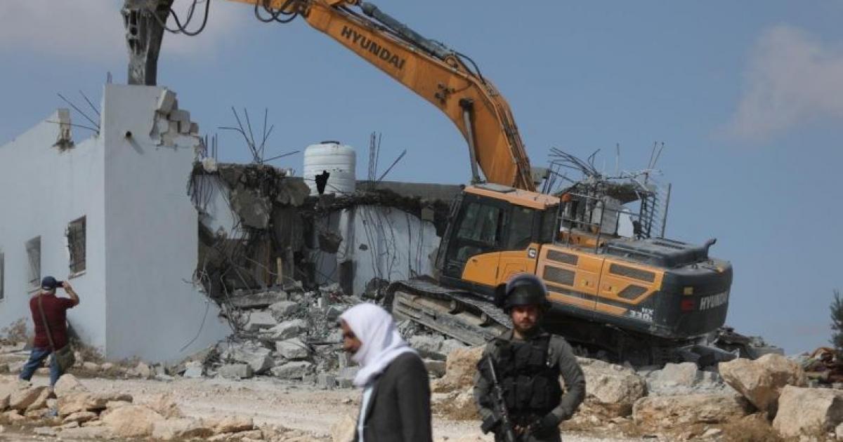 فلسطين – بالفيديو: قوات الاحتلال تهدم منزلاً في ترقوميا غرب الخليل وتهجر عائلتين فلسطينيتين