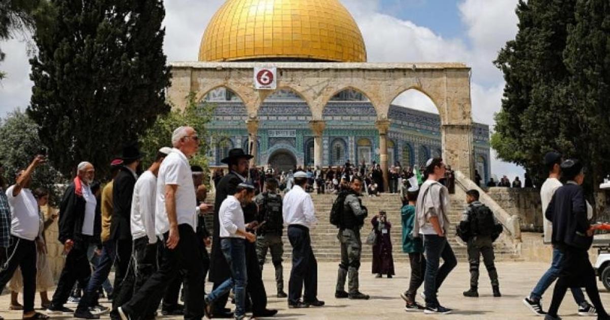 عشرات المستوطنين يقتحمون باحات المسجد الأقصى تحت حماية الاحتلال