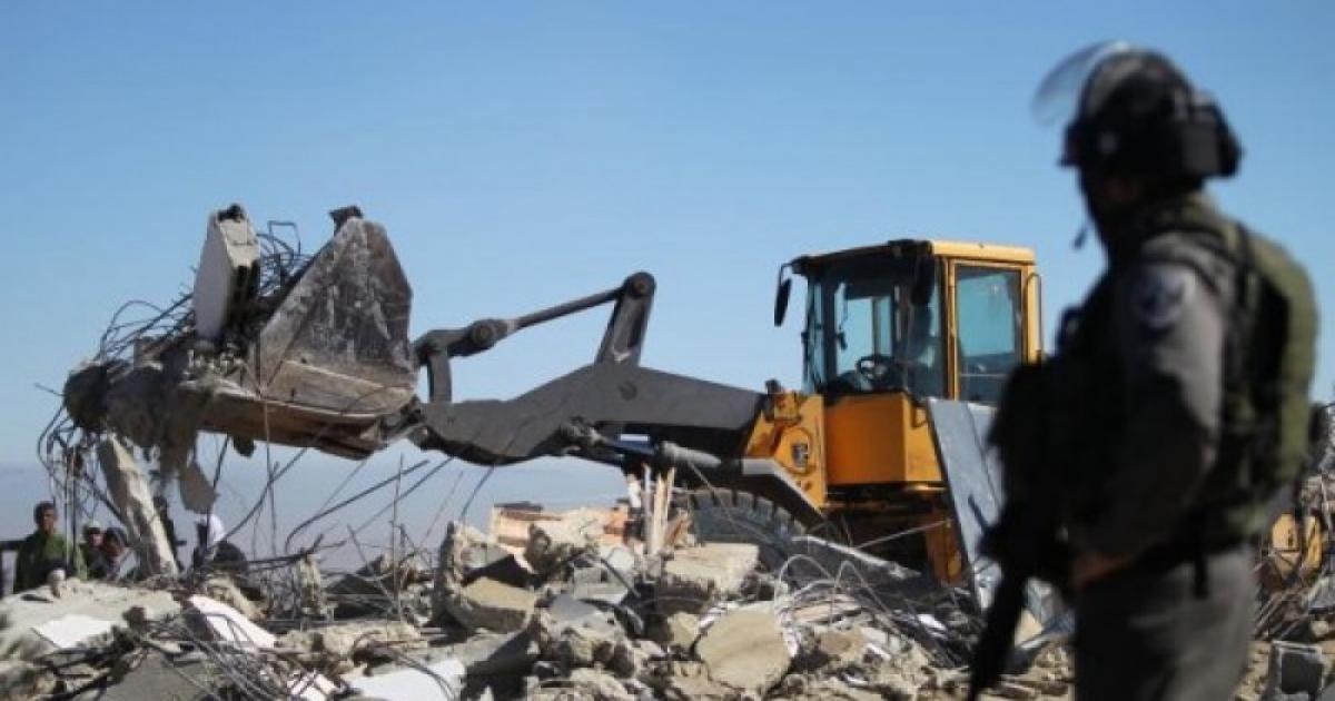 فلسطين – الاحتلال يهدم منزلا وغرفة زراعية وبركة مياه في الخليل