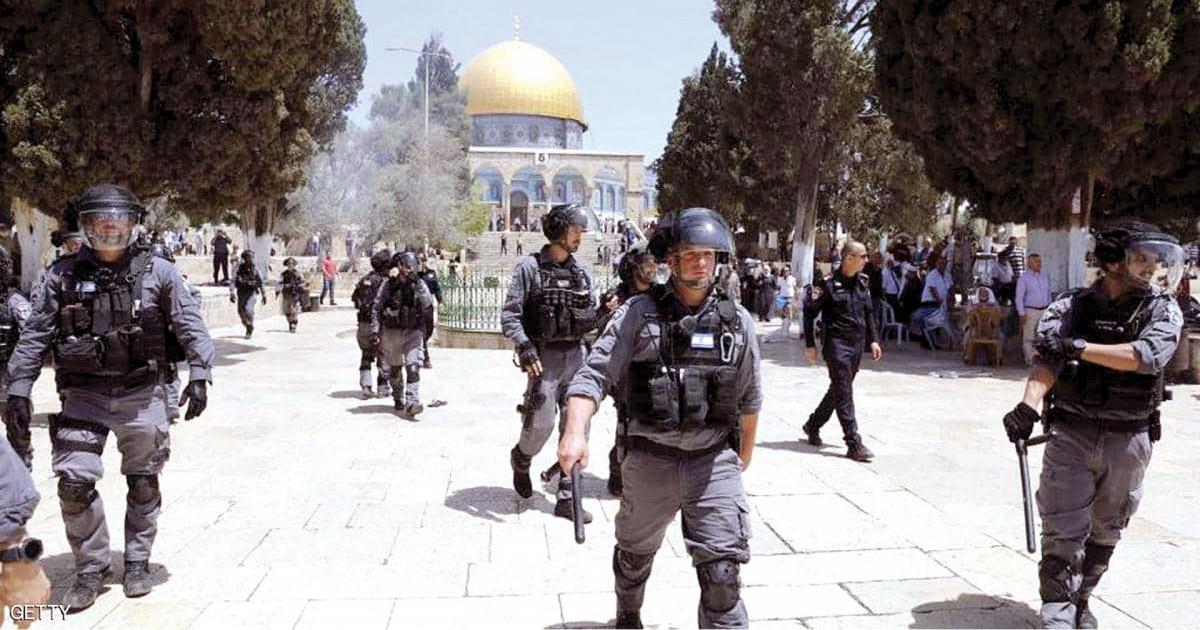 فلسطين – الاحتلال يبعد المقدسيين عن المسجد الأقصى