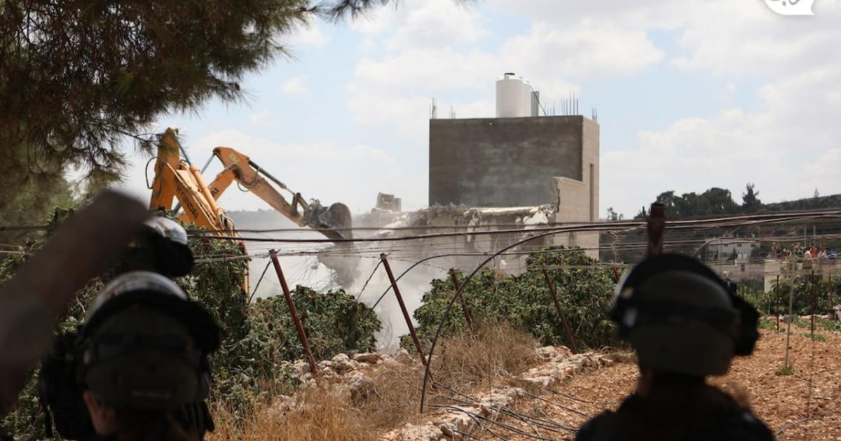 فلسطين – الاحتلال يهدم منزلا سكنيا في قراوة بني حسن غرب سلفيت
