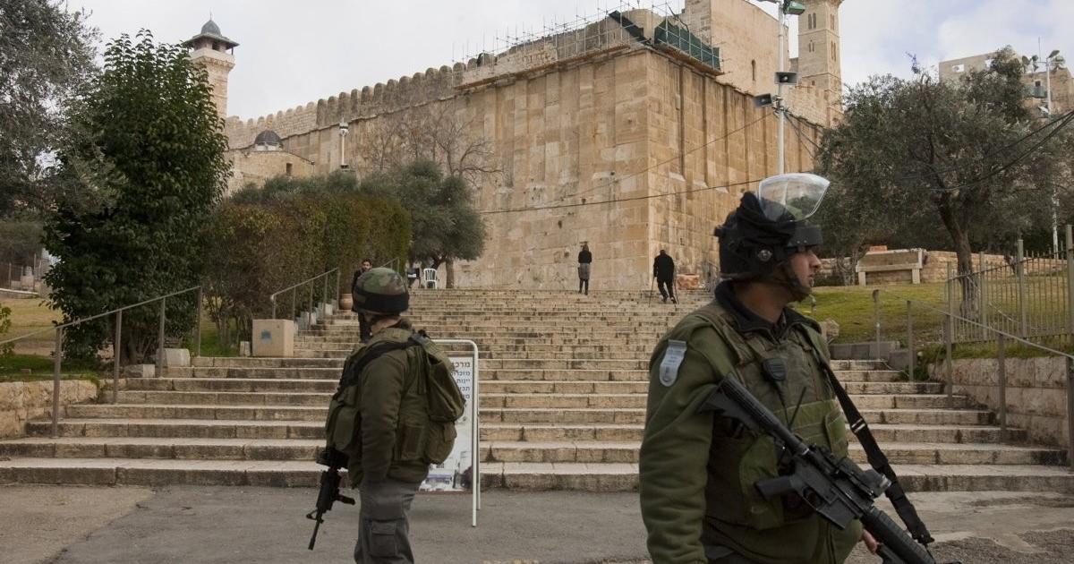 فلسطين – استخدام “حالة العدوان” لفرض واقع جديد.. الاحتلال يواصل إغلاق الحرم الإبراهيمي لليوم السادس