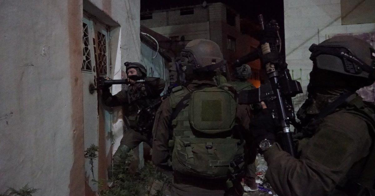 فلسطين – واعتقلت قوات الاحتلال أربعة شبان من طوباس