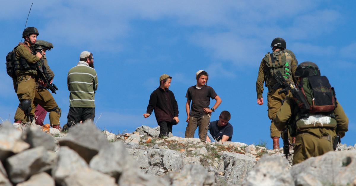 فلسطين – مواطنون يتصدون لهجوم مستوطنين في مخماس شمال القدس