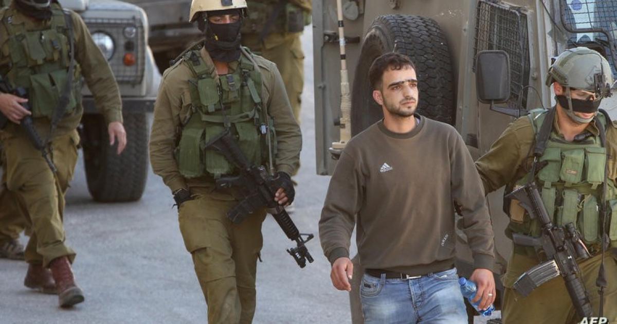 فلسطين – قوات الاحتلال تعتقل خمسة مواطنين وتغلق طرقات في بيت أمر شمال الخليل