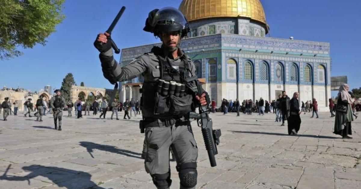 فلسطين – الاحتلال يسلّم مقدسيين أمر إبعاد عن المسجد الأقصى