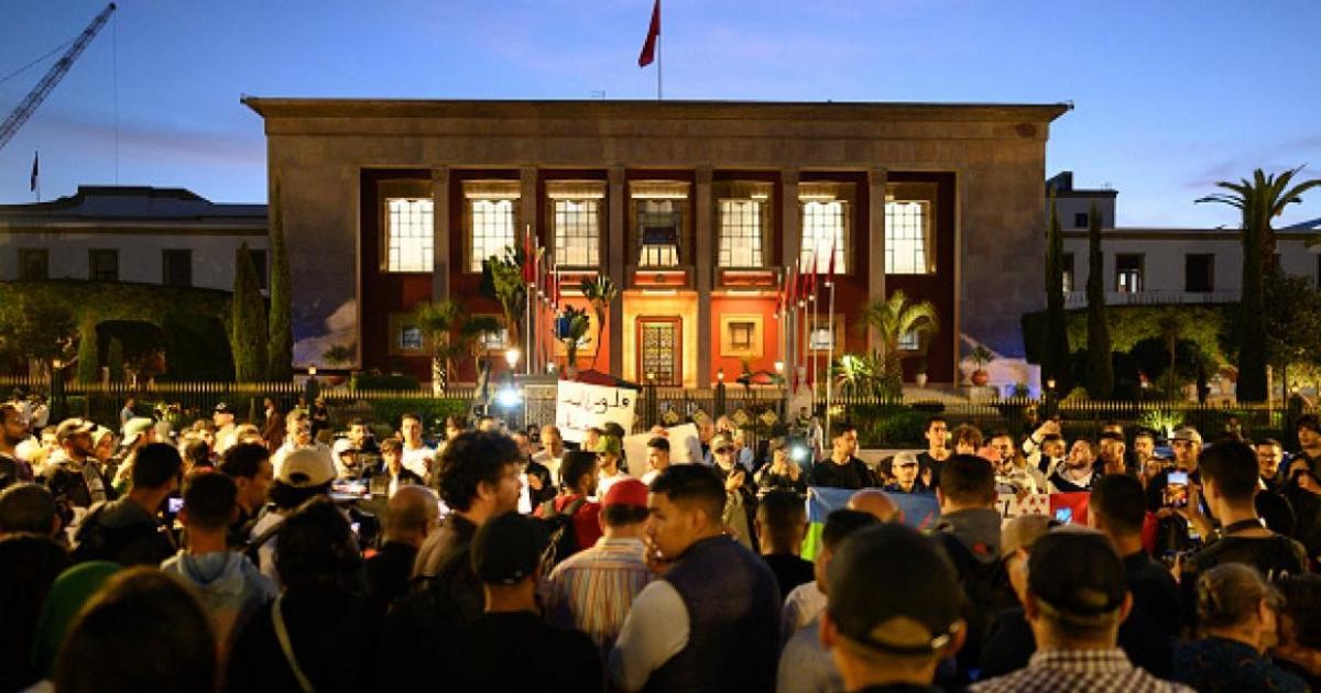 فلسطين – نشطاء مغاربة يتظاهرون أمام البرلمان تضامنا مع الأسرى الفلسطينيين ورفضا للتطبيع