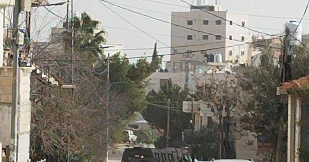 فلسطين – الاحتلال يواصل إغلاق حزما ويمنع حركة المركبات بشكل كامل