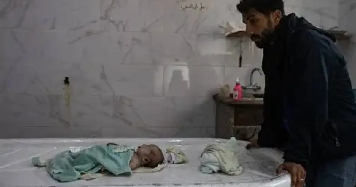 فلسطين – عشرة أطفال رضع ماتوا من البرد.. برد الخيام يقتل أطفالاً رضعاً في غزة وسط نقص صحي
