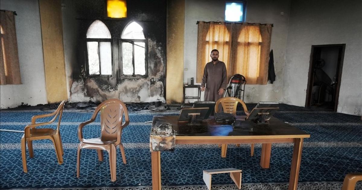 فلسطين – مستوطنون يدمرون محتويات مسجد شمال الضفة الغربية