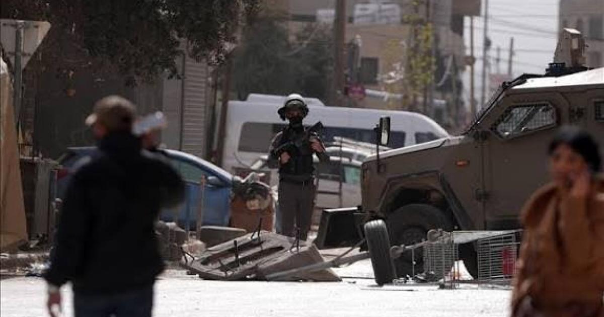 فلسطين – الاحتلال ينسحب من حزما بعد عدوان شمل مداهمات واعتقالات وتعذيب