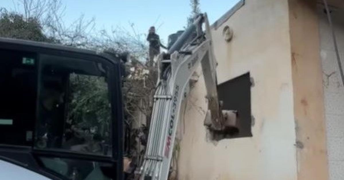 فلسطين – سلوان.. الاحتلال يجبر مواطنا على هدم منزله وأخطر آخر بهدم منزليه