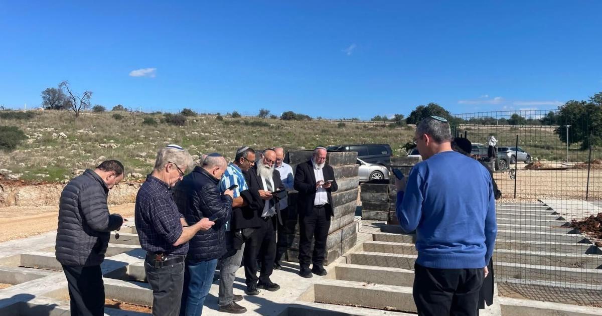 فلسطين – شقير لشهاب: بدء الاحتلال بدفن قتلاه في مقبرة استيطانية على أراضي الزاوية محاولة خطيرة لفرض أمر واقع جديد