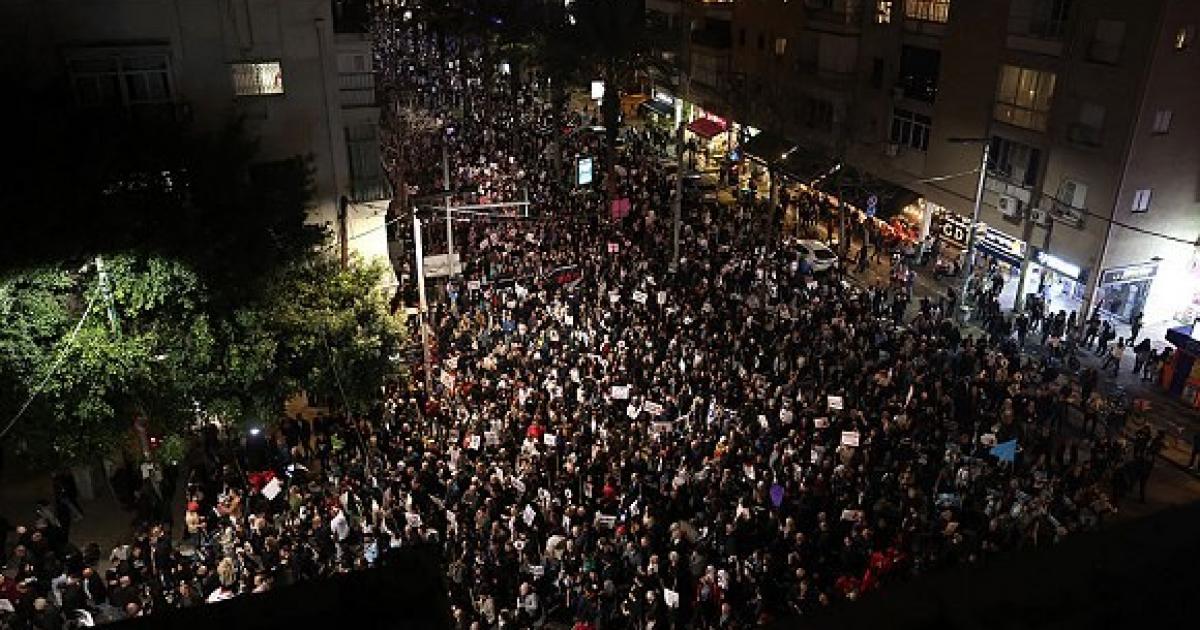 فلسطين – عشرات الآلاف من أبناء الداخل المحتل يتظاهرون في تل أبيب للتنديد بانتشار الجريمة وتواطؤ الاحتلال.