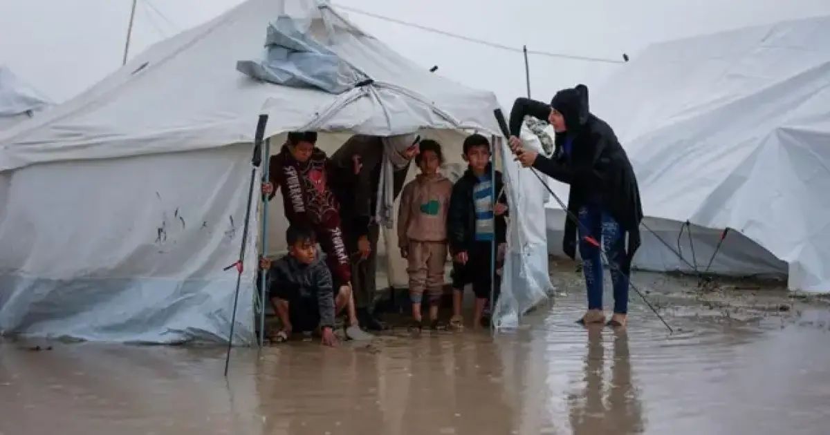 فلسطين – الدفاع المدني بغزة يحذر من موجة برد شديدة ويطالب بحماية الأطفال وسكان الخيام