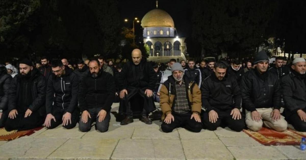 فلسطين – آلاف المصلين يؤدون صلاة العشاء والتراويح في الأقصى والاحتلال يقتحم المسجد فلسطين – آلاف المصلين يؤدون صلاة العشاء والتراويح في الأقصى والاحتلال يقتحم المسجد