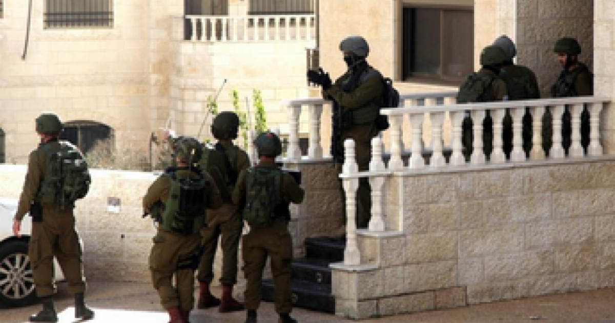 فلسطين – الاحتلال يحول منزلين إلى ثكنات عسكرية في بلدة حزما