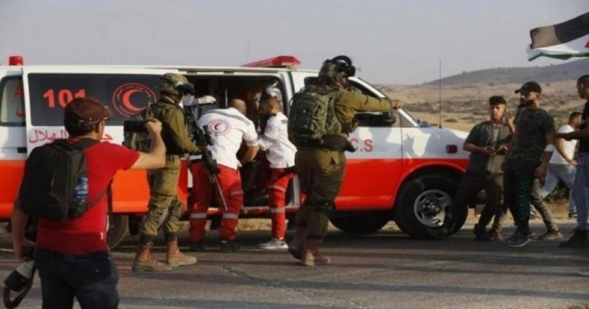 فلسطين – قوات الاحتلال تعتقل طاقم الهلال الأحمر أثناء علاج مصاب في مسافر يطا