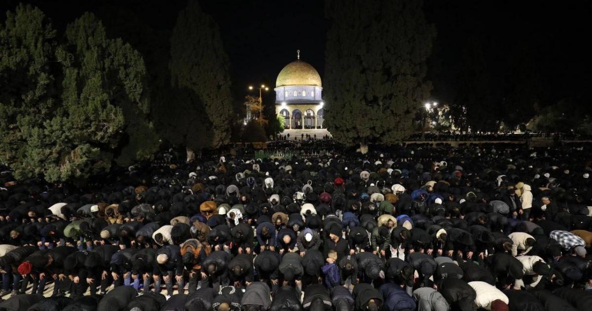 فلسطين – 70 ألفا يؤدون صلاة العشاء والتراويح في المسجد الأقصى