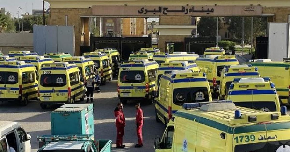 فلسطين – الدفعة الأولى من جرحى غزة تعبر معبر رفح بعد 18 يوما من إغلاقه