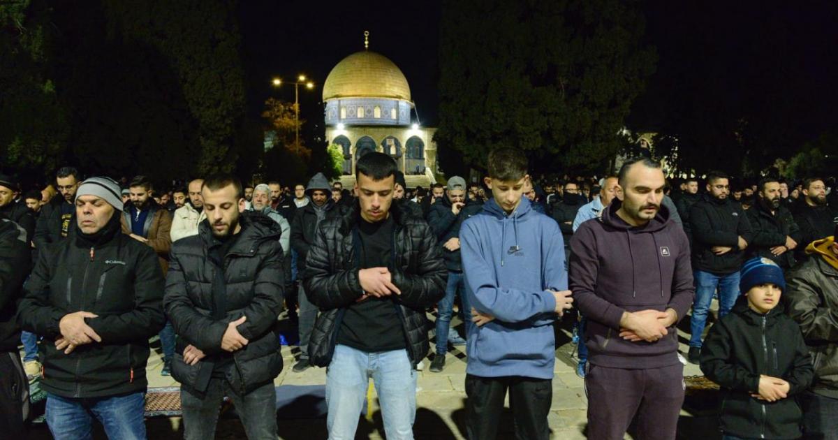 فلسطين – بالصور 50 ألف مصل يؤدون صلاة العشاء والتراويح في المسجد الأقصى