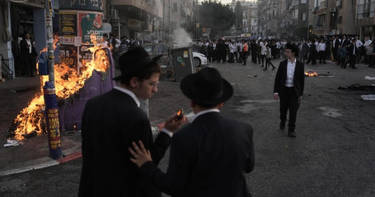 فلسطين – بالفيديو: مواجهات عنيفة في بني براك بالقدس احتجاجا على تجنيد الحريديم