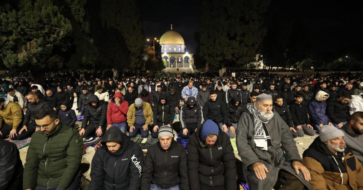 فلسطين – بالصور: 60 ألفاً يؤدون صلاة التراويح في المسجد الأقصى