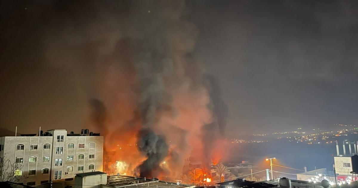 فلسطين – مستوطنون يهود يحرقون منازل وسيارات الفلسطينيين في جنوب الضفة الغربية