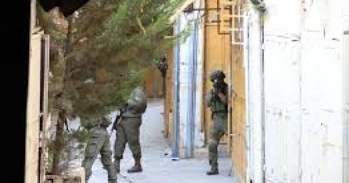 فلسطين – سلسلة توغلات ومداهمات “إسرائيلية” في الضفة الغربية توقع جرحى وهدم ممتلكات فلسطينية