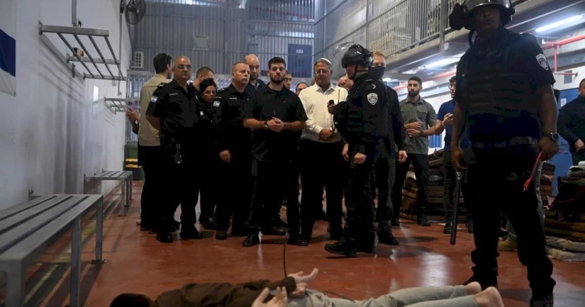 فلسطين – بن جفير يقتحم سجن عوفر ويعتدي على السجناء الفلسطينيين فلسطين – بن جفير يقتحم سجن عوفر ويعتدي على السجناء الفلسطينيين
