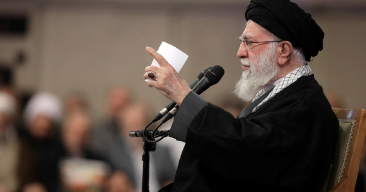 فلسطين – الزعيم الإيراني يهدد بإغراق حاملات الطائرات الأمريكية