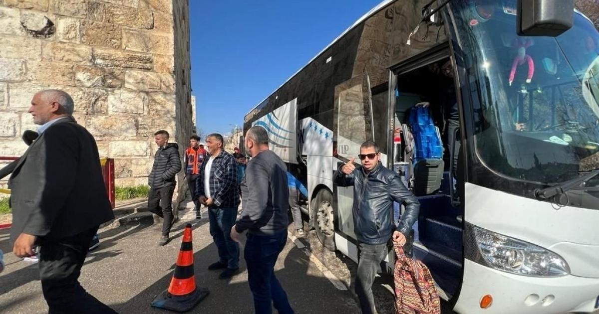 فلسطين – حافلة تنطلق من تل السبع إلى القدس استجابة لدعوات السفر إلى الأقصى فلسطين – حافلة تنطلق من تل السبع إلى القدس استجابة لدعوات السفر إلى الأقصى