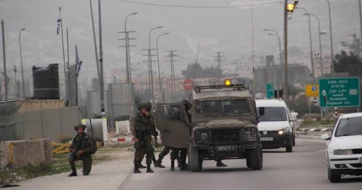 فلسطين – وسط اعتداءات المستوطنين الاحتلال يصعّد هجماته في الضفة الغربية ويصيب فتى في منزله