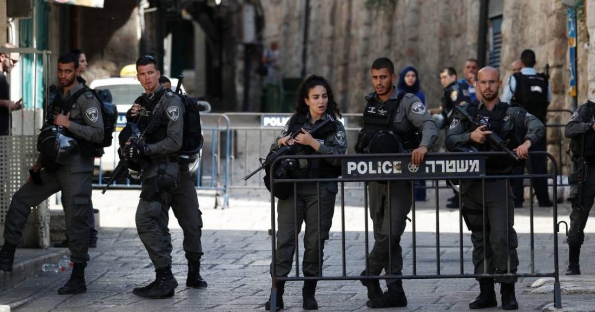 فلسطين – الاحتلال يغلق المسجدين الأقصى والإبراهيمي ويفرض حصارا عسكريا خانقا على المدن