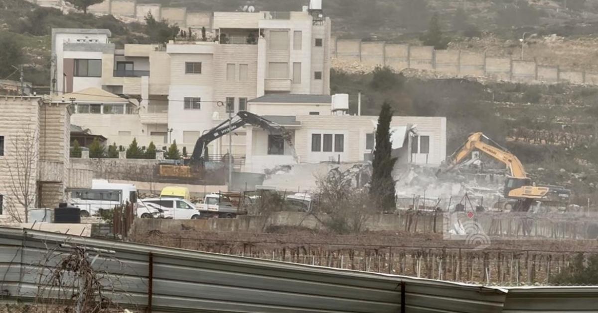 فلسطين – الاحتلال يهدم مبنى سكنيا في مدينة الخليل