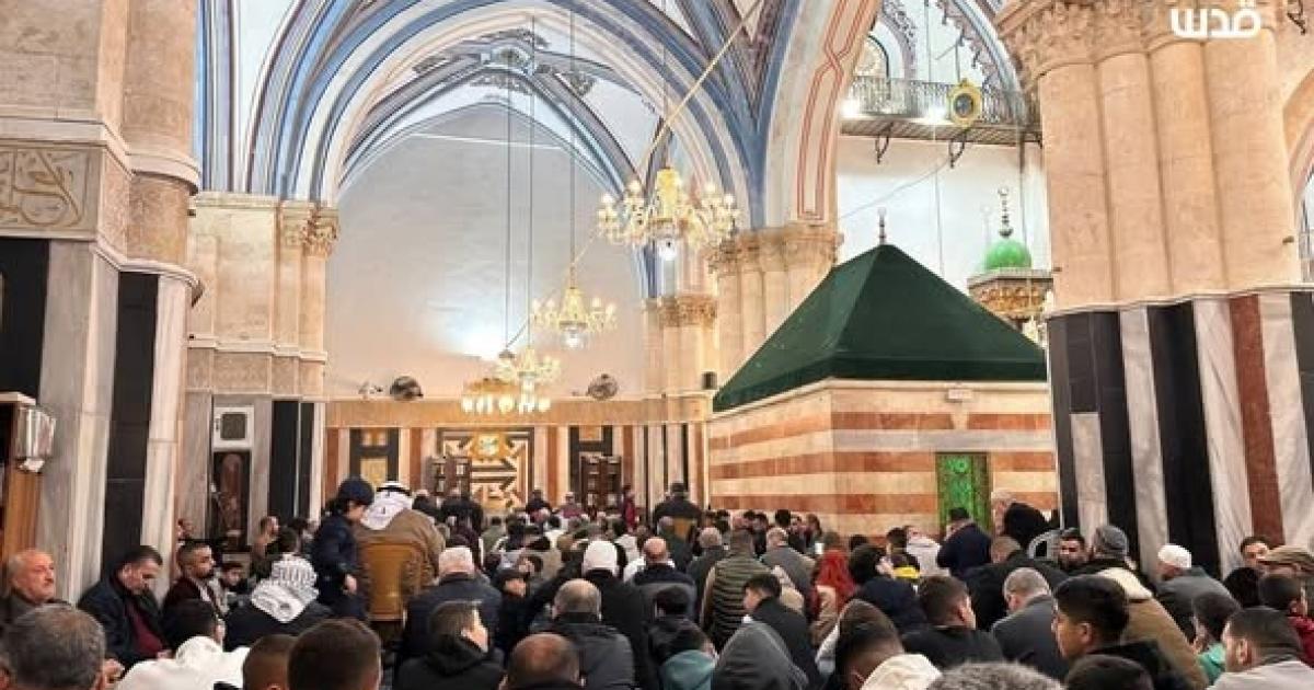 فلسطين – آلاف المصلين يتحدون إجراءات الاحتلال ويؤدون صلاة الجمعة في الحرم الإبراهيمي