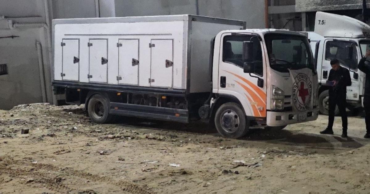 فلسطين – وفي إطار صفقة تبادل الأسرى، وصلت إلى مجمع الشفاء بغزة 54 جثة و66 صندوقا تحتوي على رفات الشهداء.