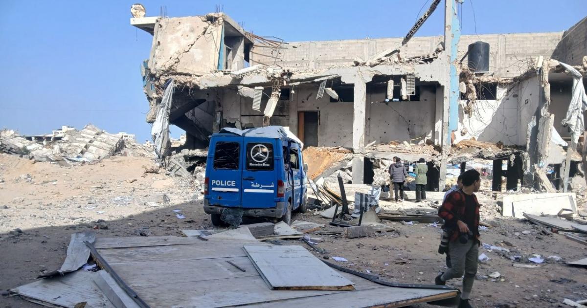 فلسطين – وقفة عشائرية بغزة تندد بقصف الاحتلال لمركز شرطة الشيخ رضوان
