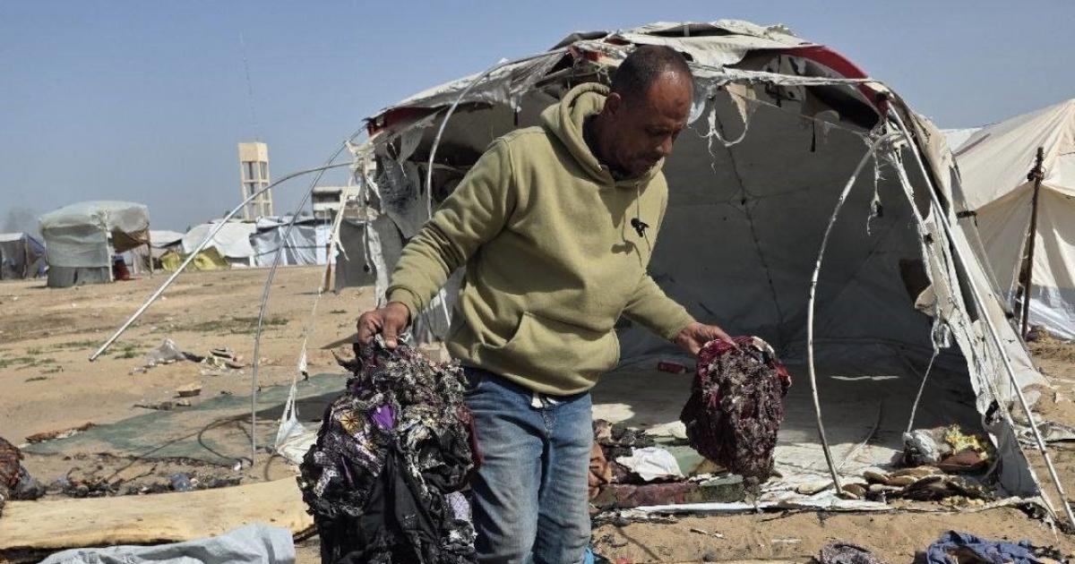 فلسطين – خاص: النازح أبو أنس المدهون يفقد طفليه في حريق خيمة جنوب دير البلح