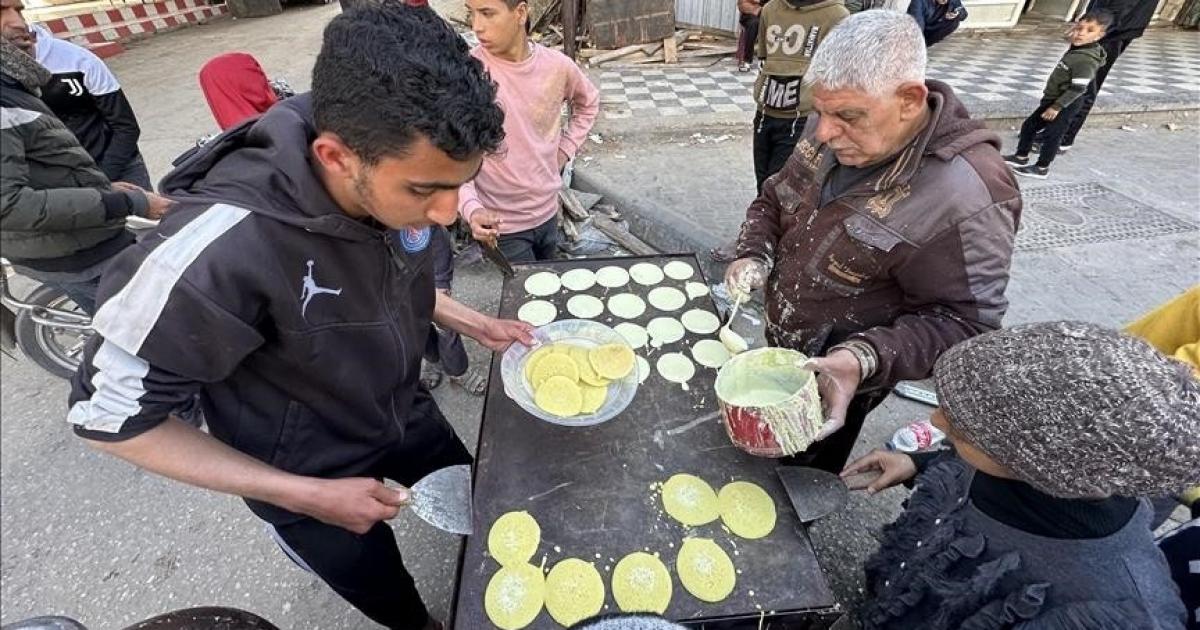 فلسطين – “على نار الحطب.” قطايف رمضان تقليد مستمر في غزة رغم مرارة الكارثة