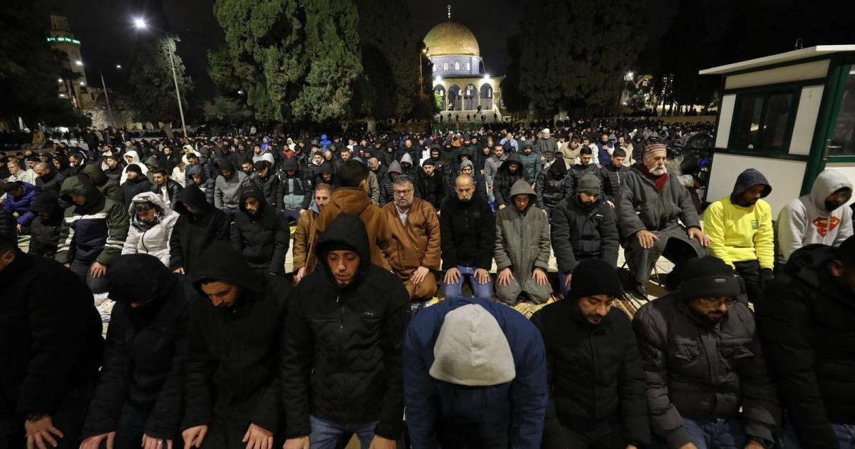 فلسطين – بالصور 35 ألف مصل يؤدون صلاة العشاء والتراويح في المسجد الأقصى