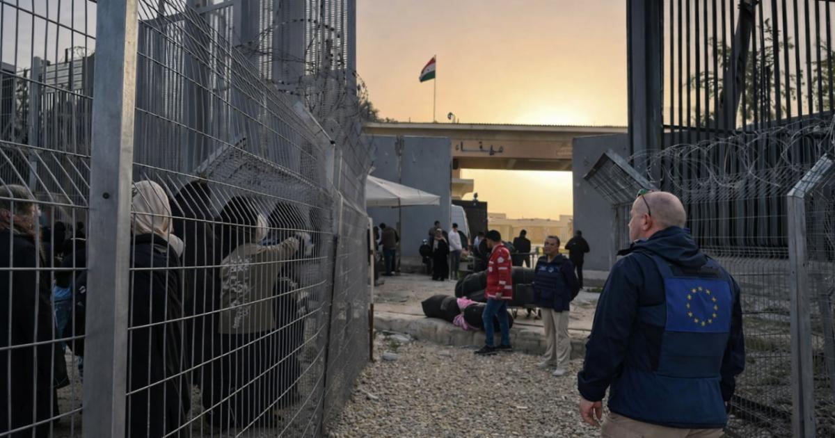 فلسطين – هآرتس: ميليشيات غزة تتعمد إذلال العائدين عبر معبر رفح بتنسيق إسرائيلي