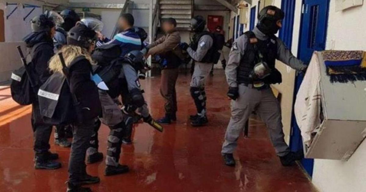 فلسطين – المركز: سجون الاحتلال تشهد تصاعداً في عمليات العقاب الجماعي للأسرى