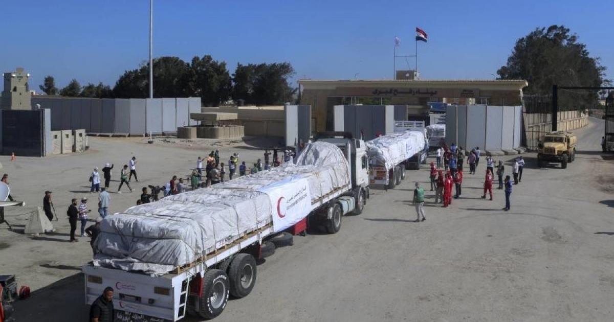 فلسطين – الهلال الأحمر يطلق قافلة طبية كبيرة لغزة وسط انهيار النظام الصحي