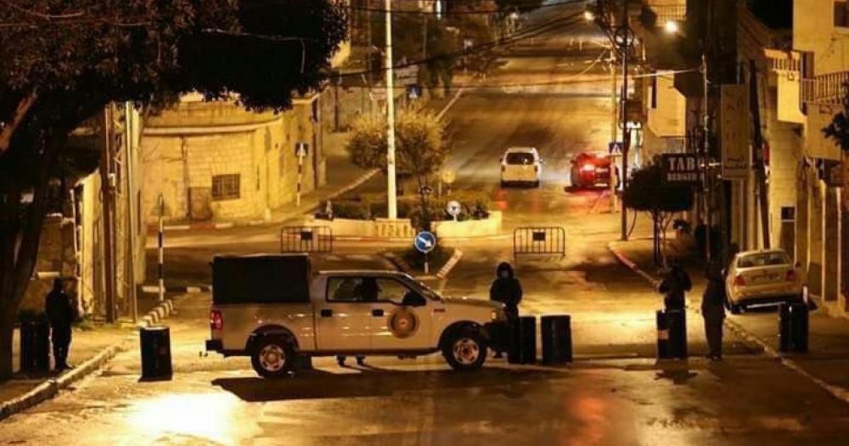 فلسطين – الاحتلال يغلق شارع الشهداء وسط الخليل
