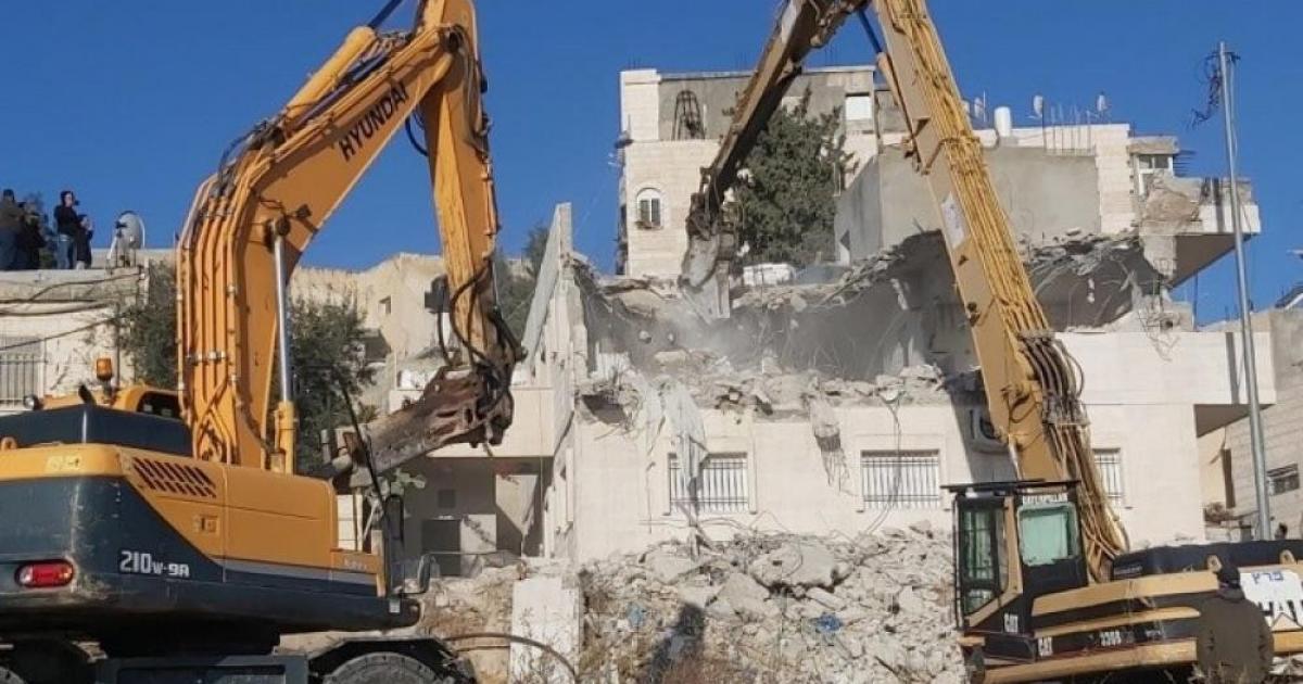 فلسطين – الاحتلال يجبر مواطنًا مقدسيًا على هدم منزله بنفسه في بلدة بيت حنينا